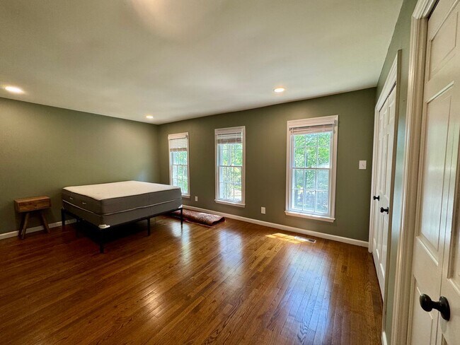 Building Photo - Fully Furnished 2 BR Townhouse in Chapel Hill – Utilities Included!