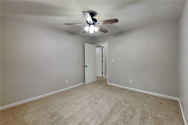 Building Photo - 9880 Lake Forest Way