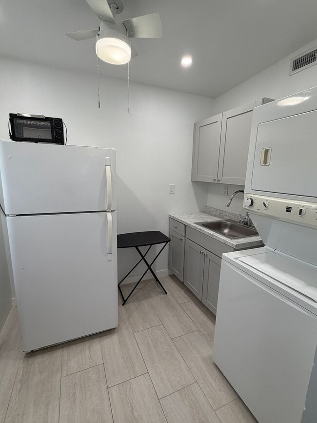 Building Photo - Completely renovated efficiency in Orlando