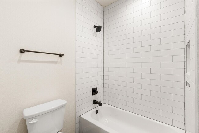 Building Photo - 1402 Courtney Pl