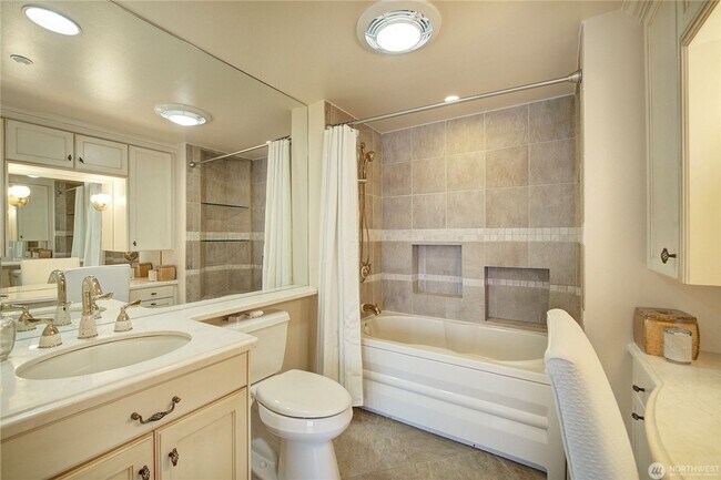 Building Photo - 2Bd/1.75Ba Seattle Condo