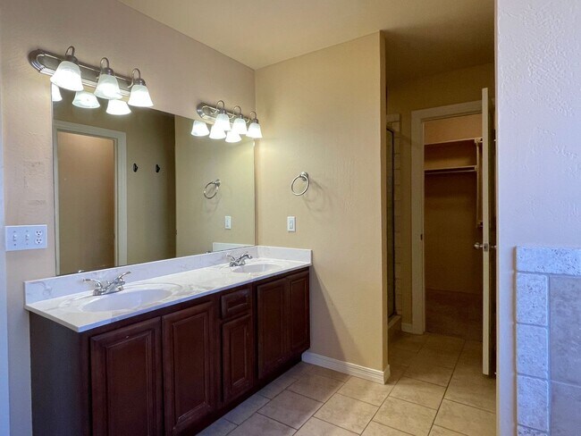 Building Photo - Edmond Home in Gated Community & Deer Creek Schools!