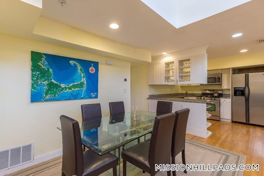 Building Photo - 74 Georgia St