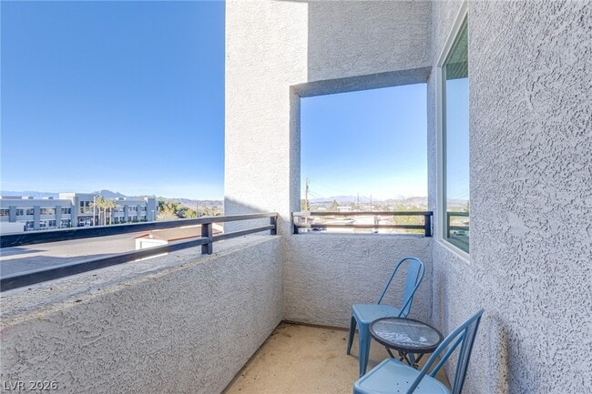 Building Photo - 145 Aqua Cmns