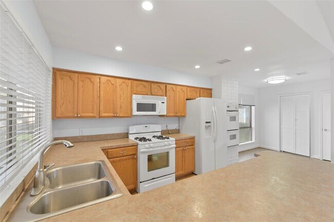 Building Photo - 15823 Fox Springs Dr