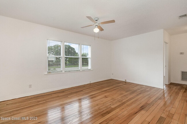 Building Photo - 533 E Lincoln Ave