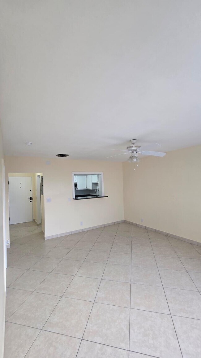 Building Photo - 105 S Riverside Dr