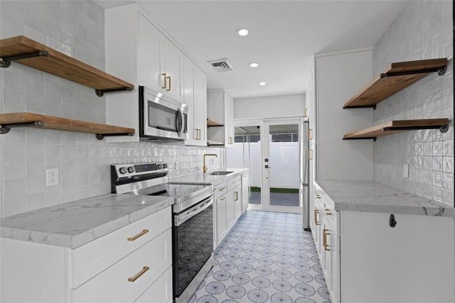 Building Photo - 2000 SE 26th Ave