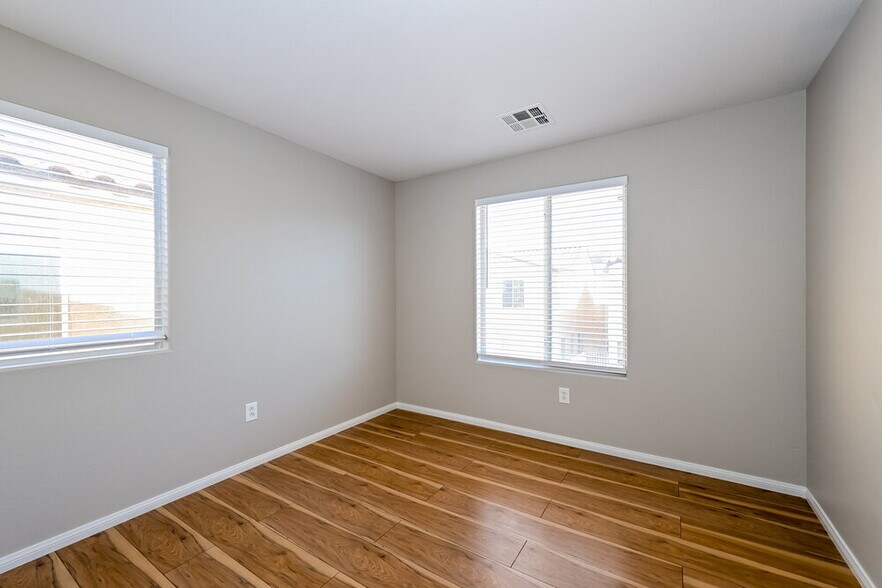 Building Photo - 5067 W Vacaville Ave