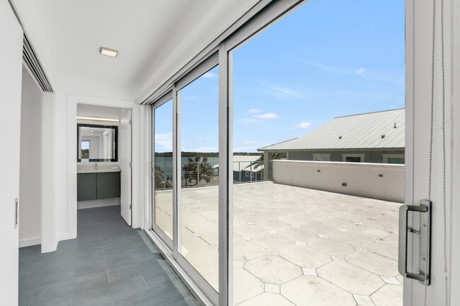 Building Photo - 905 Bay Point Dr