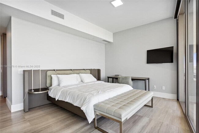 Building Photo - 18975 Collins Ave