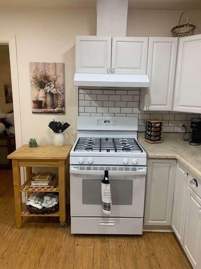 Building Photo - $2,350 Furnished or $2,150 Unfurnished, Three Bedrooms, Two Baths Duplex available now!