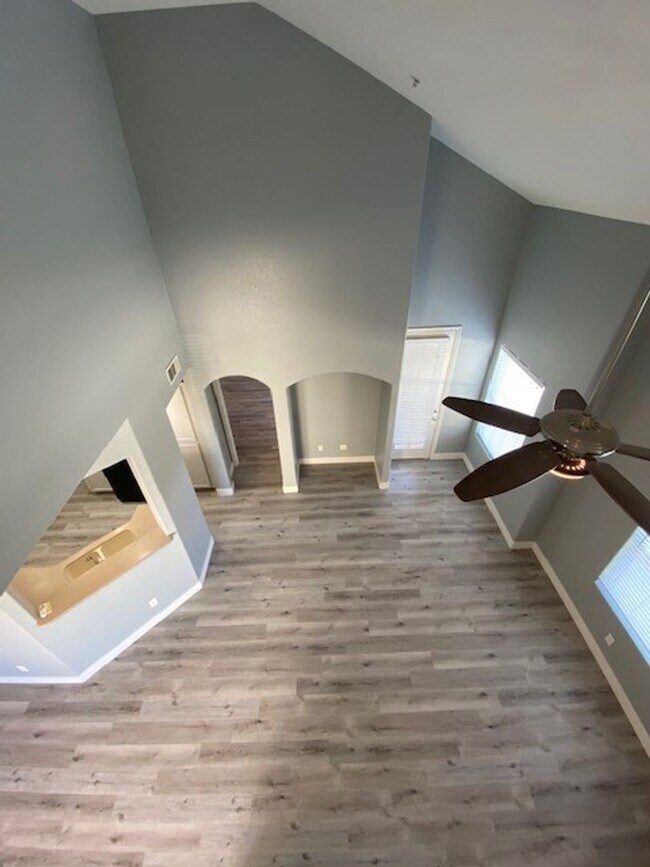 Building Photo - Gorgeous 3 level townhouse with a garage