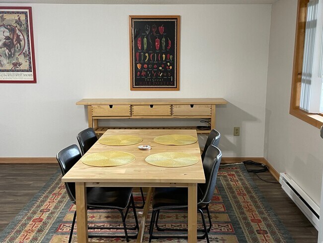 Table has an extra leaf to seat 8 people - 317 N Wasson Ln
