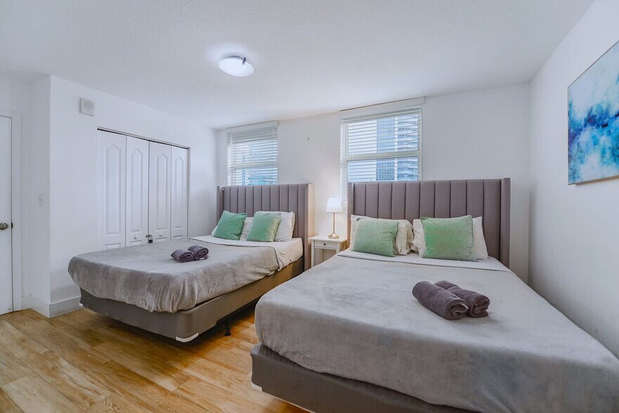 Building Photo - 1 SE 12th St