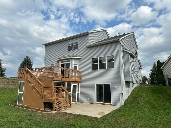 Building Photo - Spacious Single Family Home, Fireplace, 3....