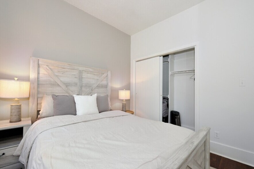 Building Photo - 708 9th Ave