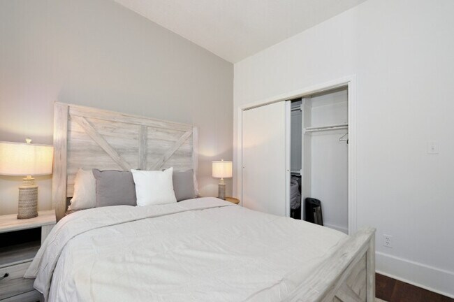 Building Photo - 400 W 47th St