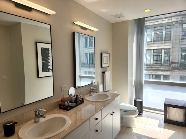 Building Photo - 8 E Randolph St