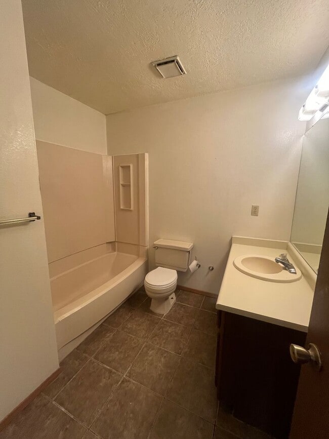 Building Photo - Townhouse with Garage!