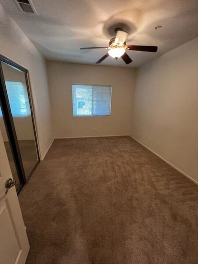 Building Photo - Upper Unit 2 Bedroom Condo in Gated Commun...