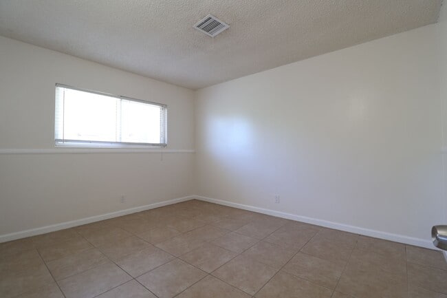 Building Photo - Tastefully updated 3-bed, 2-bath House for...