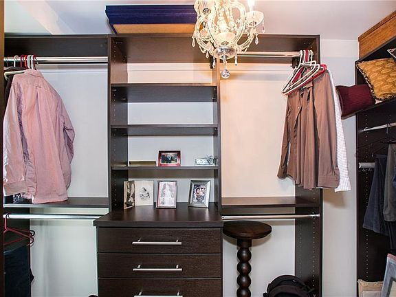 Building Photo - "Chic 1-Bedroom Urban Retreat with Granite...