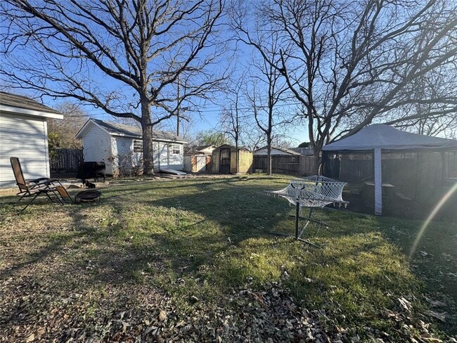 Building Photo - 207 Chippendale Ave