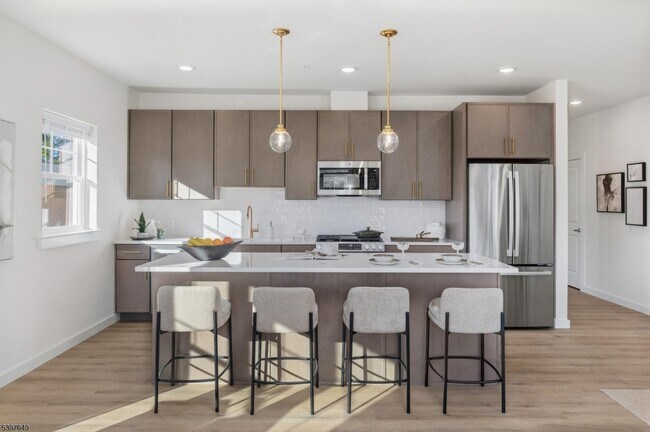 Building Photo - 1085 Bloomfield Ave