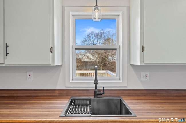 Building Photo - 3 Sunnieside Dr