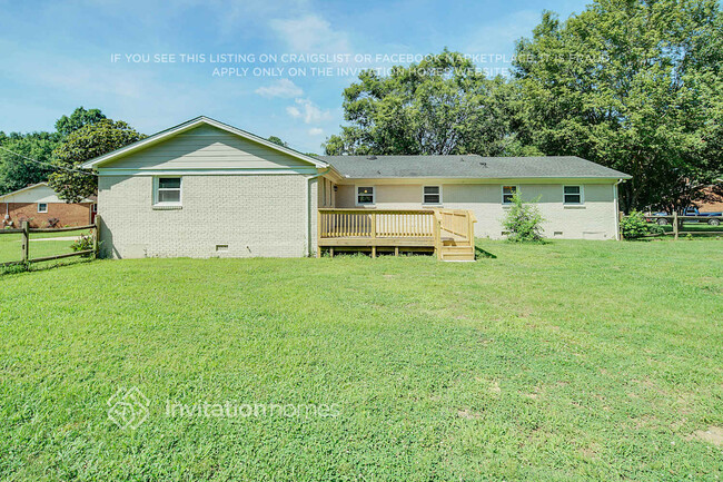 Building Photo - 3701 Solen Dr