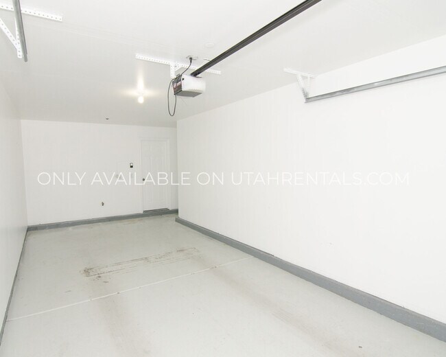 Building Photo - 1054 W 70 N