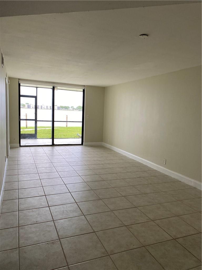 Building Photo - 115 Lake Emerald Dr