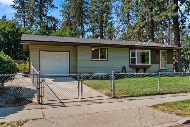 Building Photo - **Available August** South Hill Corner Lot 5 Bed 1 Bath updated Home Available NOW