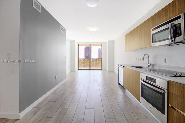 Building Photo - 1600 SW 1st Ave