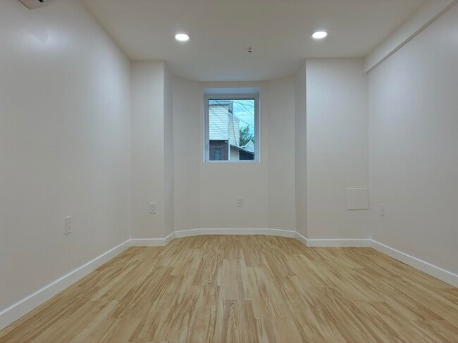 Building Photo - 716 11TH St