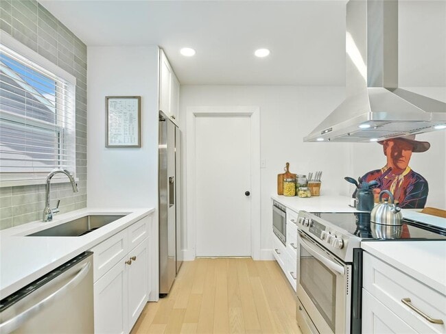 Building Photo - 3601 Ambleside Dr