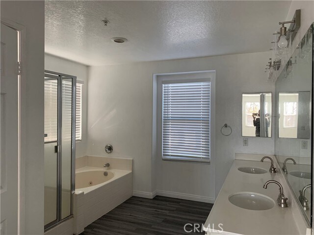 Building Photo - 16711 Escalon Dr