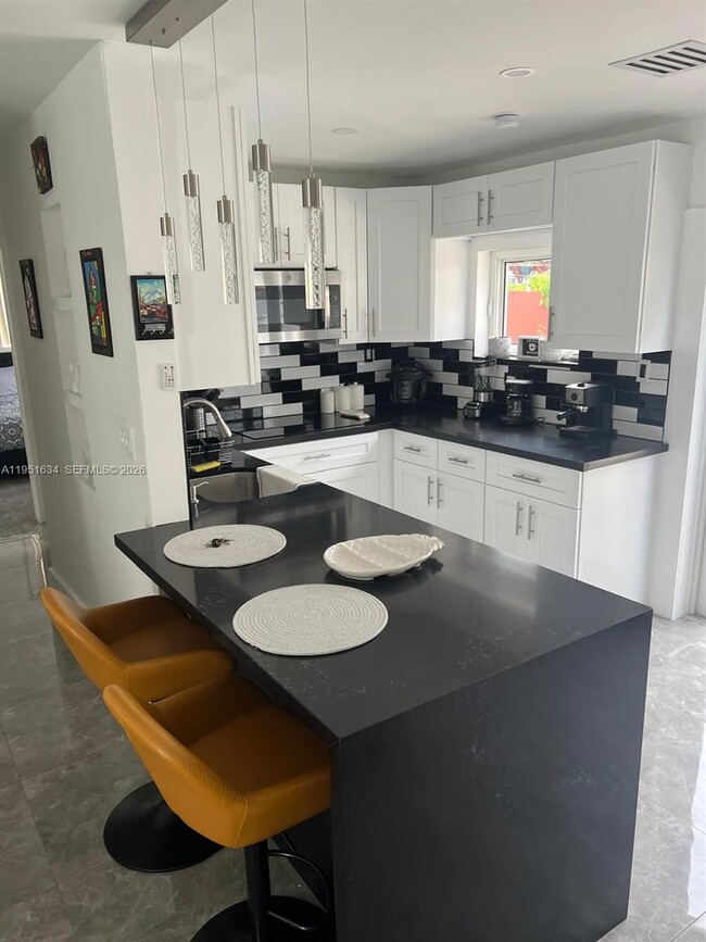 Building Photo - 5620 SW 38th St