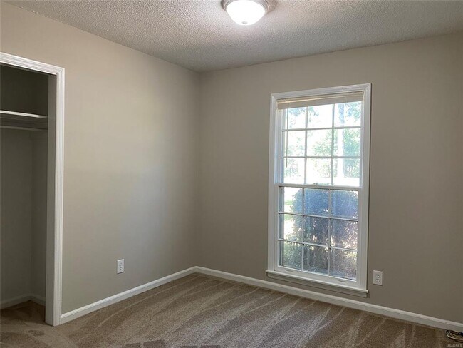 Building Photo - 306 Oakwild Dr