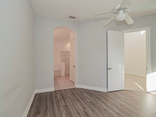 Building Photo - 1835 Bridgepointe Cir