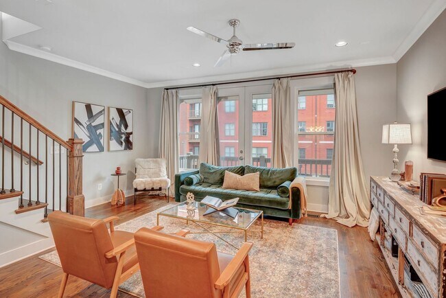 Building Photo - 3 Bed/ 3.5 Bath Townhome in Wedgewood with...