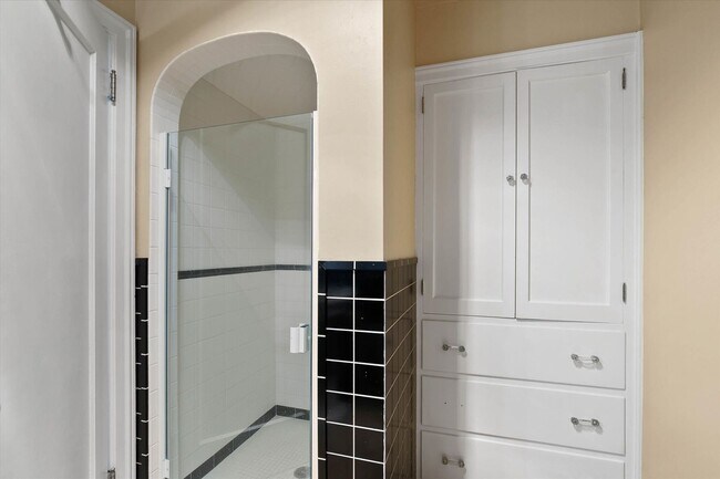Building Photo - "Luxurious 5-Bedroom Spokane Retreat with Pool, Guest Suite, and Stunning Finishes!"