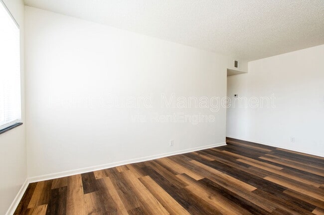 Building Photo - 1800 E 1st St N