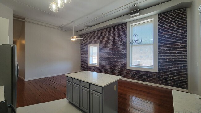 Building Photo - 121 W Jackson Ave