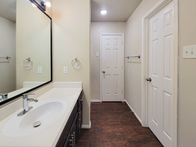 Building Photo - BEAUTIFUL 3 BEDROOM 2 BATH WITH WOOD TILE THROUGHOUT THE HOUSE!