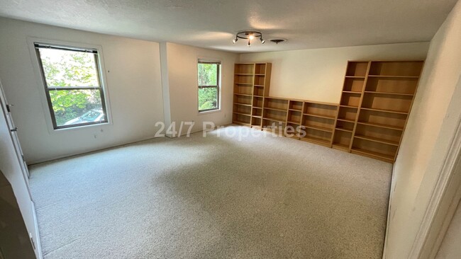 Building Photo - Stunning Home in Tranquil SW Neighborhood
