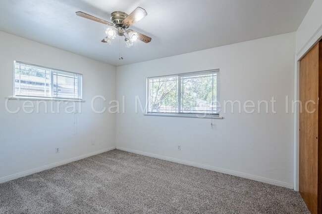 Building Photo - 3 Bedroom, 2 Bath Home Near Bakersfield Co...