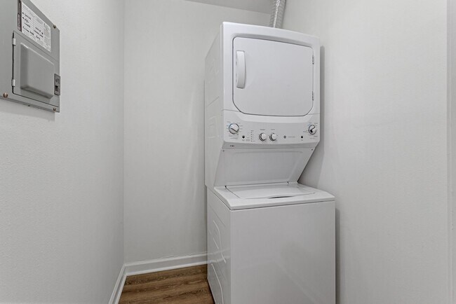 Building Photo - Studio Apartment in Metairie - Central Location off Airline & Causeway!