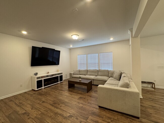 Building Photo - 193 Wheatfield Dr